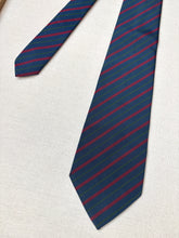 Charger l'image dans la galerie, Duo de cravates vintage Atkinsons / Charlot en laine et soie Made in England
