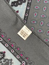 Charger l&#39;image dans la galerie, Pochette grise vintage en soie à motif paisley Made in England

