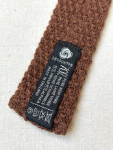 Lade das Bild in den Galerie-Viewer, Cravate tricot vintage marron noisette en alpaga mohair et laine Made in England
