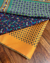 Charger l&#39;image dans la galerie, Trio de pochettes vintage en soie Made in Italy

