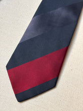 Lade das Bild in den Galerie-Viewer, Charvet cravate club vintage en soie Made in France
