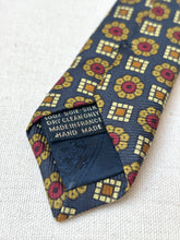 Charger l'image dans la galerie, British House cravate en soie à motif géométrique Made in France
