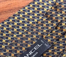 Lade das Bild in den Galerie-Viewer, Lancel Paris cravate ascot en soie marine à motif fantaisie Made in France
