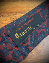 Cargar imagen en el visor de la galería, Cravats of London cravate ascot vintage rouge à motif paisley
