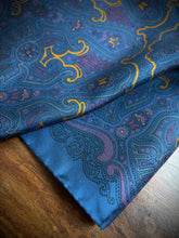 Lade das Bild in den Galerie-Viewer, Pochette de costume paisley vintage en soie Made in Italy
