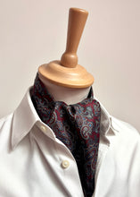 Charger l'image dans la galerie, Cravate ascot vintage bordeaux en soie à motif floral
