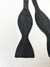 Charger l&#39;image dans la galerie, Duo de noeuds papillon en soie vintage
