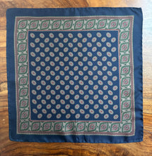 Charger l&#39;image dans la galerie, Duo de pochettes marine vintage en soie
