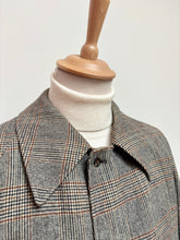 Carica l&#39;immagine nel visualizzatore di Gallery, Dunn &amp; Co manteau classique raglan Prince de Galles en pure laine vierge L
