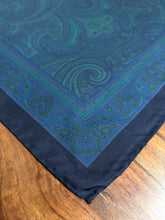 Carica l'immagine nel visualizzatore di Gallery, Pochette vintage in seta lilla con motivo paisley, realizzata in Inghilterra
