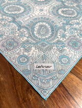 Carica l'immagine nel visualizzatore di Gallery, Pochette bleue vintage à motif floral 100% coton
