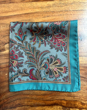 Afbeelding in Gallery-weergave laden, Pochette vintage en soie à motif floral Made in Italy
