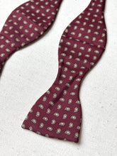 Load image into Gallery viewer, Men Sport Paris noeud papillon paisley bordeaux en soie Made in France
