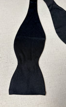 Afbeelding in Gallery-weergave laden, Alain Figaret Paris noeud papillon noir en soie Made in France
