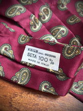 Carica l'immagine nel visualizzatore di Gallery, Cravatta vintage con motivo paisley di Burberry, realizzata in Inghilterra
