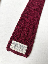 Načíst obrázek do prohlížeče Galerie, Holliday &amp; Brown Ltd cravate rouge vintage en tricot de soie Made in England
