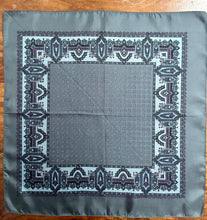 Charger l&#39;image dans la galerie, Pochette grise vintage en soie à motif paisley Made in England
