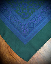 Charger l&#39;image dans la galerie, Pochette vintage verte paisley by Breuer en soie Made in France
