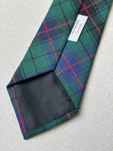 Charger l&#39;image dans la galerie, Cravate tartan Davidson en laine vierge Made in Scotland
