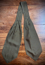 Lade das Bild in den Galerie-Viewer, Lancel Paris cravate ascot en soie marine à motif fantaisie Made in France
