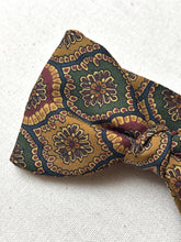 Charger l'image dans la galerie, Old England Club Collection nœud papillon en soie Made in England
