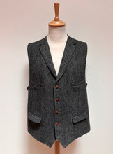 Afbeelding in Gallery-weergave laden, Harris Tweed X Tom Rusborg gilet gris à chevrons en pure laine 56
