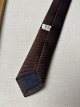 Afbeelding in Gallery-weergave laden, Daniel Crémieux X Michael Drake cravate marron en soie Made in England
