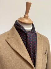Charger l'image dans la galerie, Écharpe foulard classique vintage double face à motif géométrique en laine et soie Made in England
