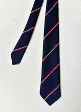 Charger l'image dans la galerie, Austin Reed cravate marine club en laine Made in England
