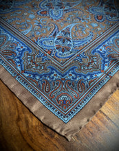 Charger l'image dans la galerie, Pochette de costume marron paisley en soie Made in Italy
