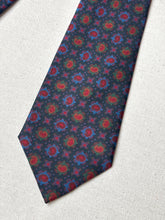 Lade das Bild in den Galerie-Viewer, Michelsons cravate en soie à motif géométrique Made in England
