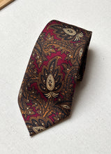 Načíst obrázek do prohlížeče Galerie, Norman Peal X Charles Hill cravate bordeaux à motif floral paisley Made in England
