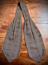 Lade das Bild in den Galerie-Viewer, Tie Rack London cravate ascot en soie beige marron Made in Italy
