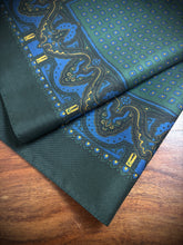 Lade das Bild in den Galerie-Viewer, Pochette paisley vintage verte en soie Made in England
