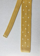 Charger l&#39;image dans la galerie, Cravate vintage jaune à pois en tricot de soie
