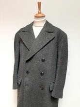 Charger l'image dans la galerie, Pardessus croisé gris vintage de 1957 en laine Made in France
