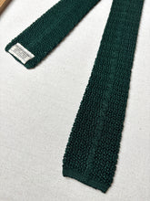 Charger l'image dans la galerie, Holliday &amp; Brown Ltd cravate verte vintage en tricot de soie Made in England
