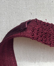 Lade das Bild in den Galerie-Viewer, Cravate tricot vintage bordeaux en soie
