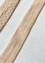 Charger l'image dans la galerie, Cravate beige vintage en laine et mohair Made in Italy
