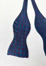 Charger l&#39;image dans la galerie, Duo de noeuds papillon en soie vintage Made in Italy
