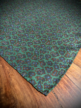 Charger l'image dans la galerie, Pochette paisley vintage verte en soie Made in Italy
