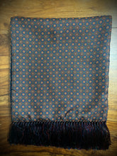 Charger l'image dans la galerie, Écharpe foulard classique vintage double face à motif géométrique en laine et soie Made in England
