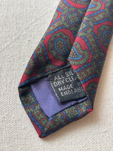 Charger l&#39;image dans la galerie, Vivax by Sambrook Witting cravate rouge vintage en soie Made in England
