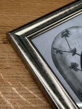 Cargar imagen en el visor de la galería, Petit cadre en bois argenté Illustration Chat Hibou sous cloche
