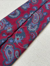 Carica l'immagine nel visualizzatore di Gallery, Cravatta in lana paisley bordeaux Vivax by Sambrook Witting X D.Cenci

