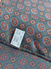 Charger l&#39;image dans la galerie, Duo de pochettes vintage en soie
