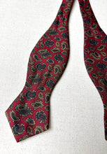 Načíst obrázek do prohlížeče Galerie, Burberrys vintage paisley hedvábný motýlek, vyrobeno v Anglii
