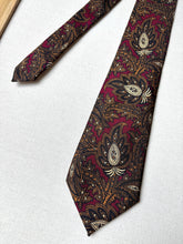 Načíst obrázek do prohlížeče Galerie, Norman Peal X Charles Hill cravate bordeaux à motif floral paisley Made in England
