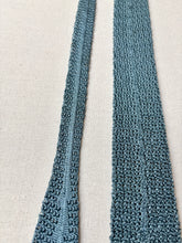Charger l&#39;image dans la galerie, Holliday &amp; Brown Ltd cravate bleue vintage en tricot de soie Made in England
