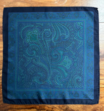 Carica l'immagine nel visualizzatore di Gallery, Pochette vintage in seta lilla con motivo paisley, realizzata in Inghilterra
